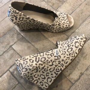 Toms burlap leopard print peep toe wedge size 7